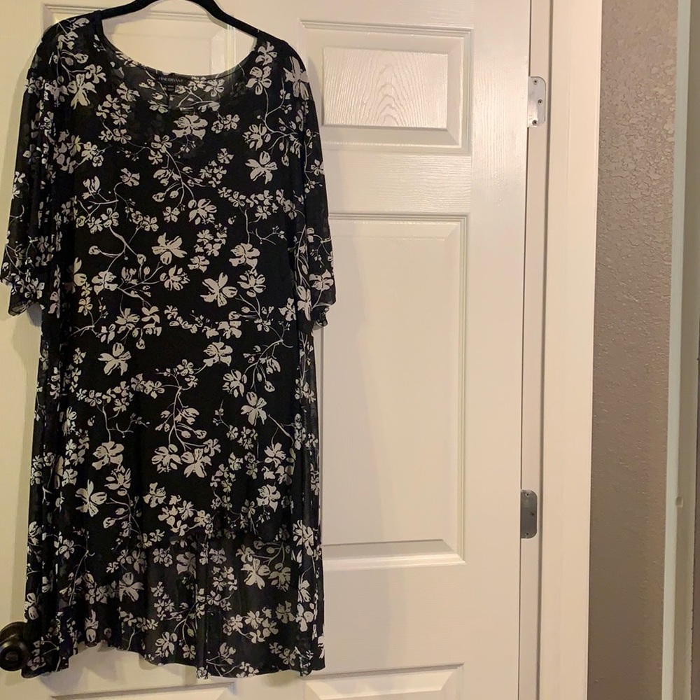 NEVER WORN   Black camisole with lightweight & breezy tunic overlay   🖤🤍🖤🤍🖤